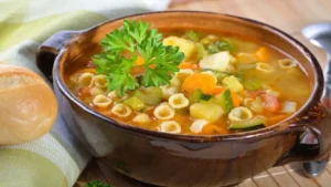 Sopa de legumes com macarrão